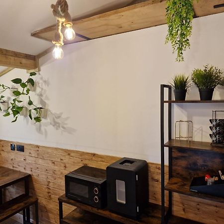 Two-Bedroom Cosy Country Lodge With Private Patio Greenhithe 外观 照片