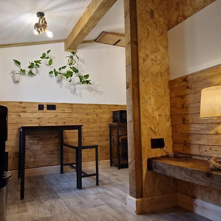 Two-Bedroom Cosy Country Lodge With Private Patio Greenhithe 外观 照片
