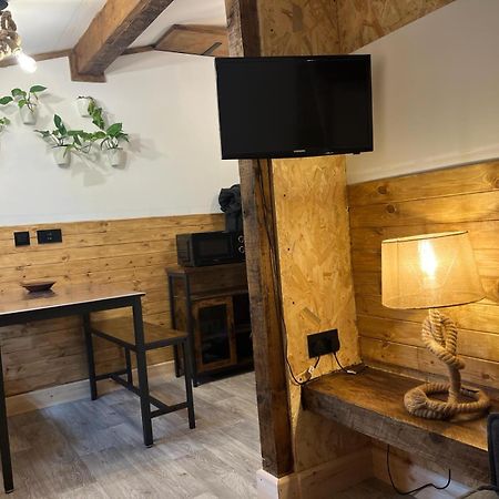 Two-Bedroom Cosy Country Lodge With Private Patio Greenhithe 外观 照片