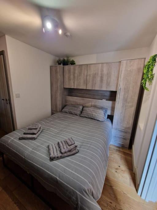 Two-Bedroom Cosy Country Lodge With Private Patio Greenhithe 外观 照片