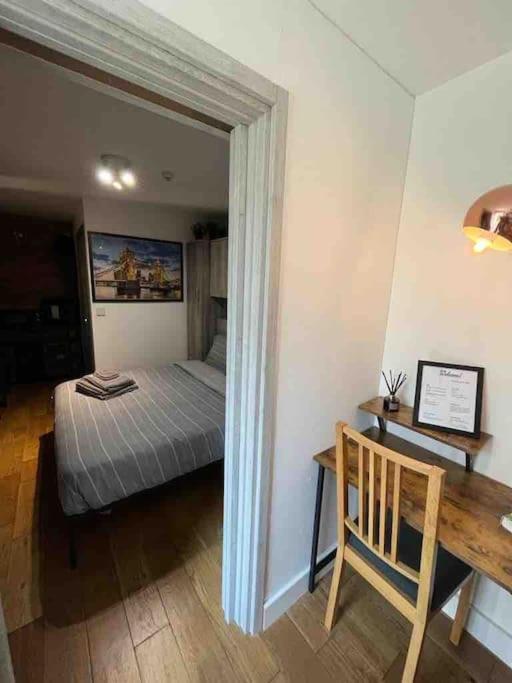 Two-Bedroom Cosy Country Lodge With Private Patio Greenhithe 外观 照片