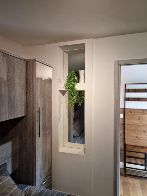 Two-Bedroom Cosy Country Lodge With Private Patio Greenhithe 外观 照片