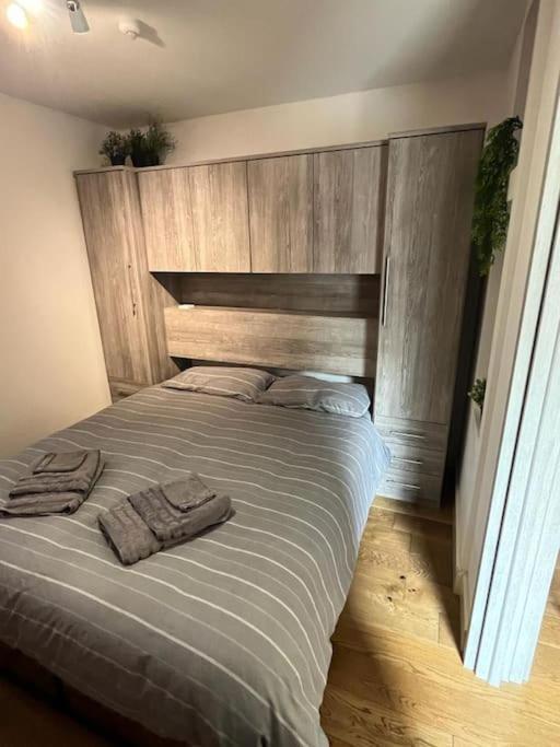 Two-Bedroom Cosy Country Lodge With Private Patio Greenhithe 外观 照片