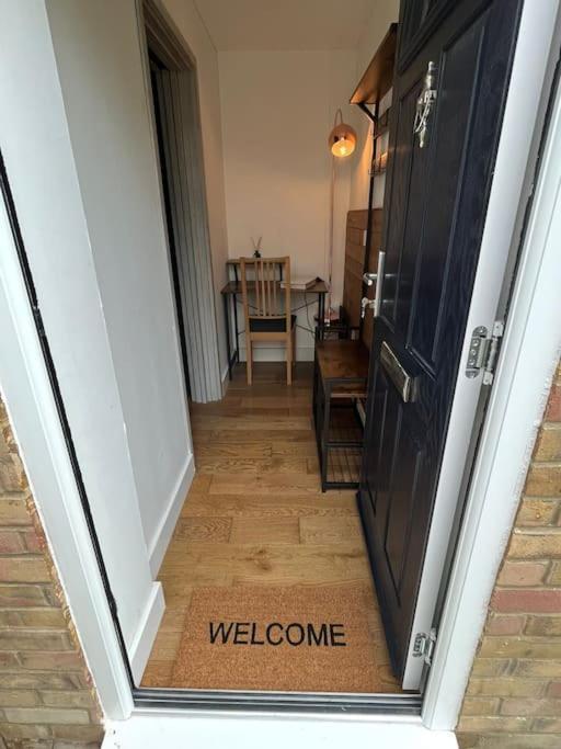 Two-Bedroom Cosy Country Lodge With Private Patio Greenhithe 外观 照片