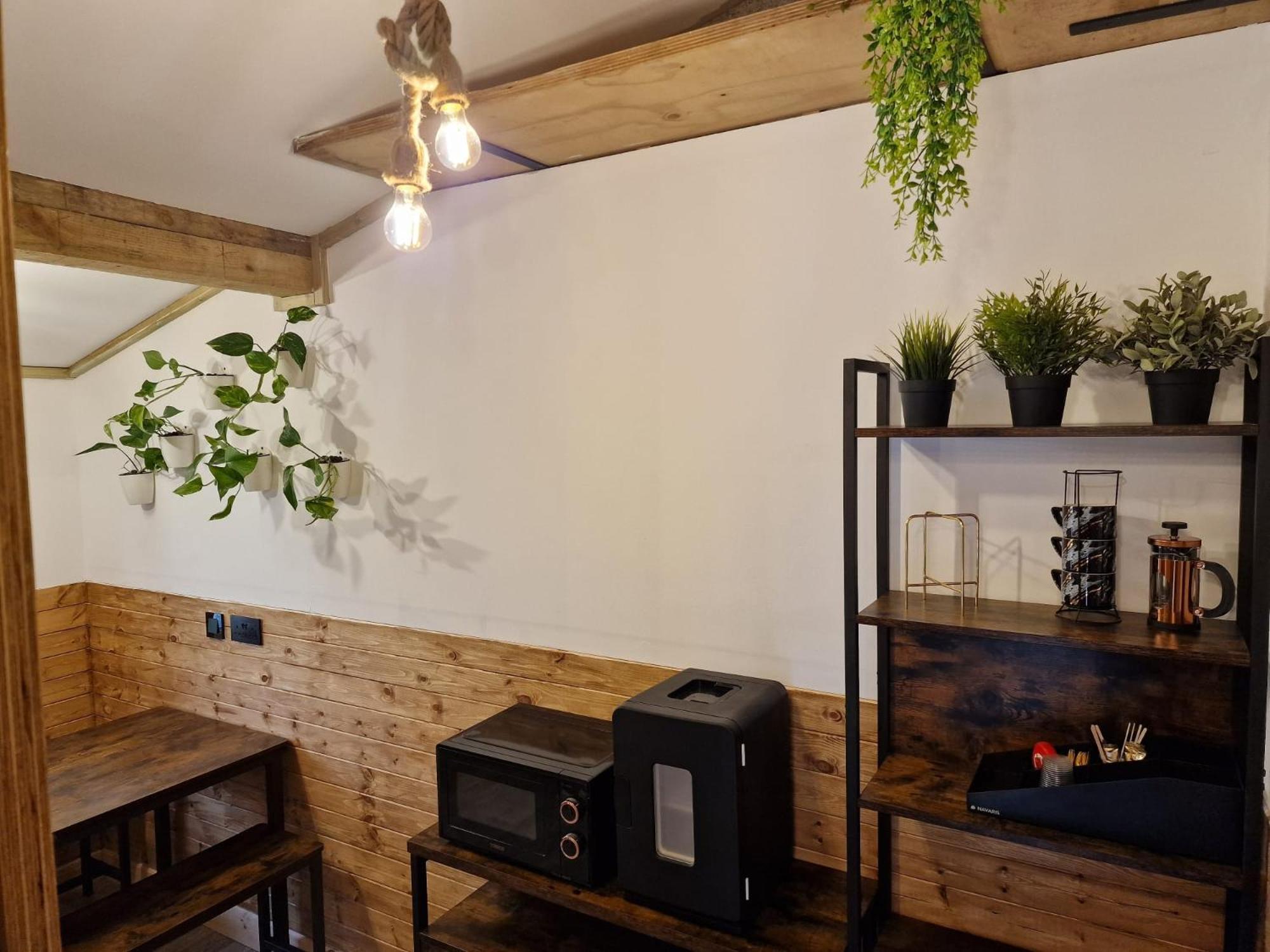 Two-Bedroom Cosy Country Lodge With Private Patio Greenhithe 外观 照片