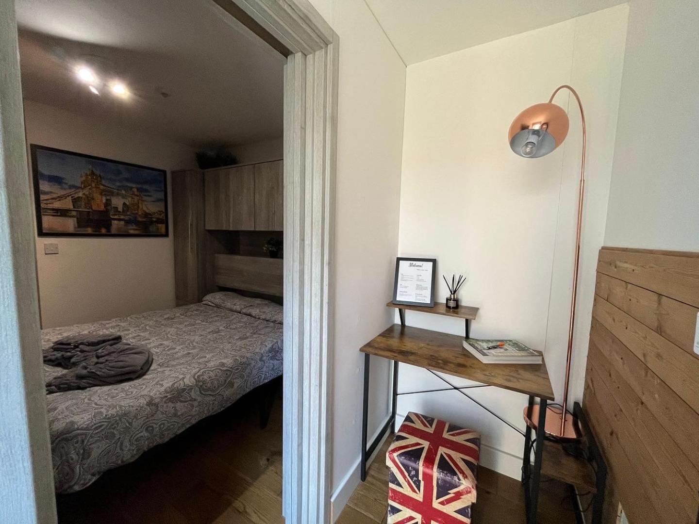 Two-Bedroom Cosy Country Lodge With Private Patio Greenhithe 外观 照片