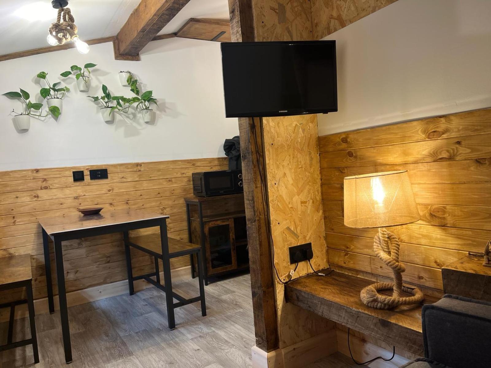 Two-Bedroom Cosy Country Lodge With Private Patio Greenhithe 外观 照片