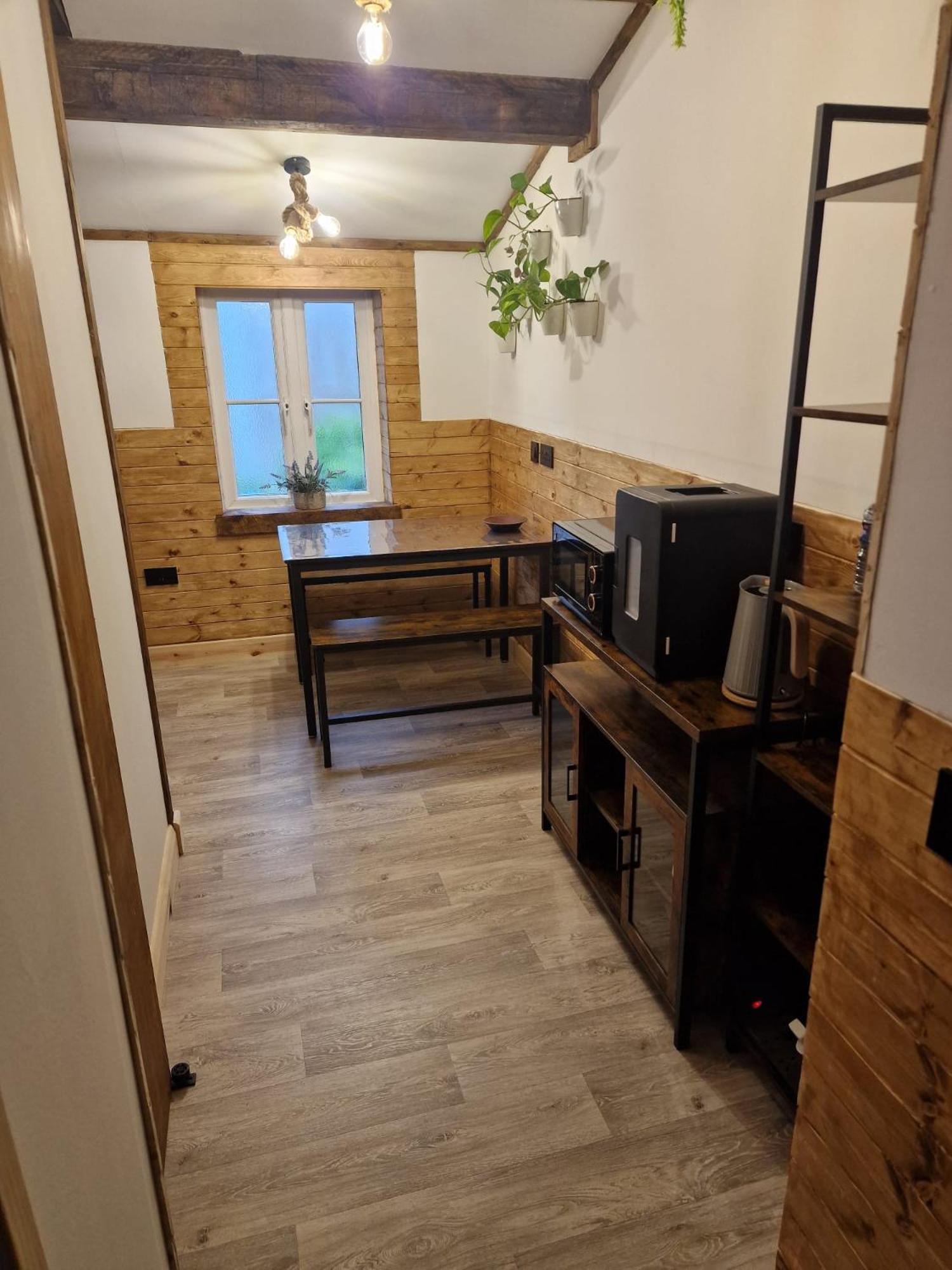 Two-Bedroom Cosy Country Lodge With Private Patio Greenhithe 外观 照片