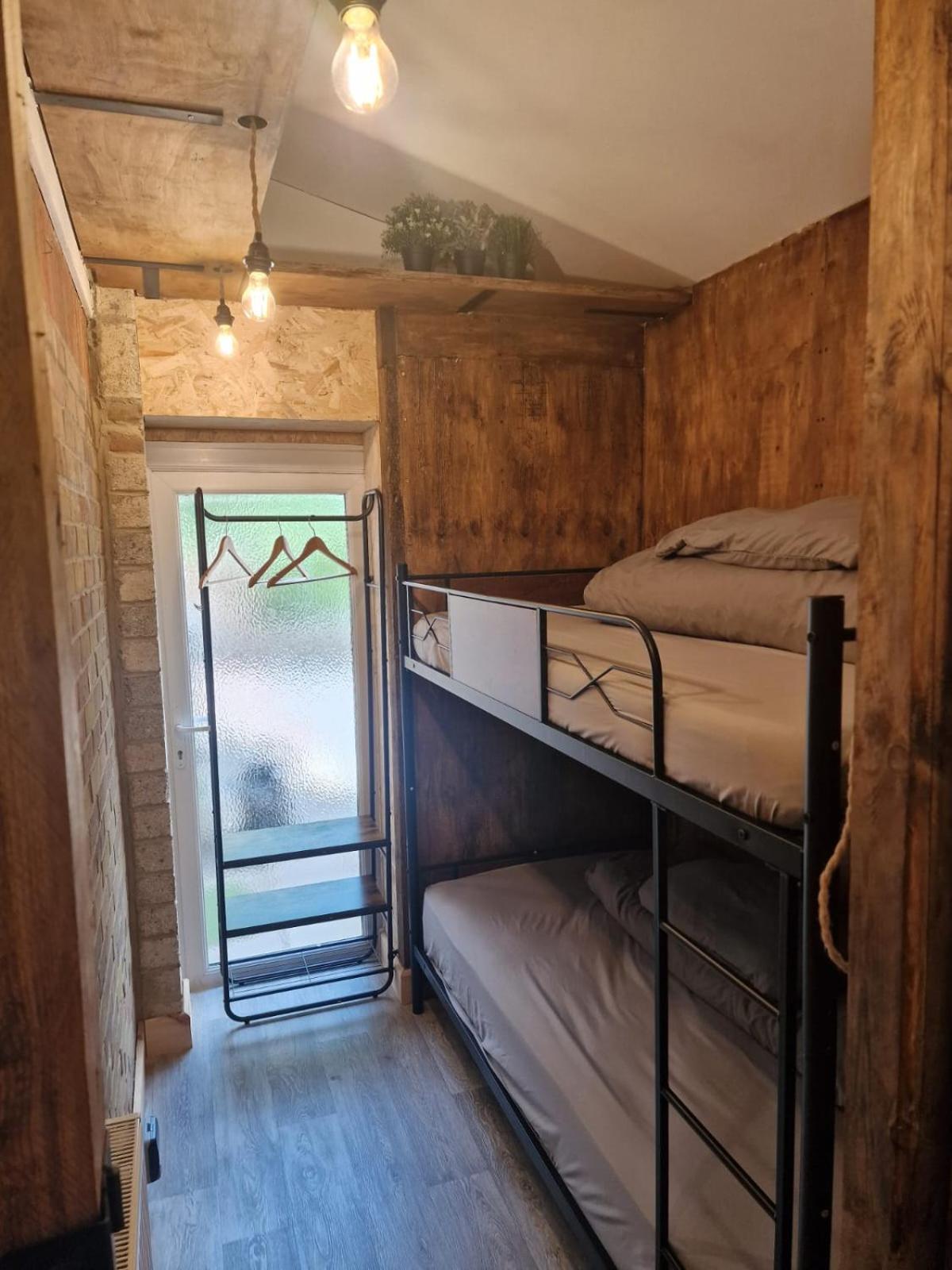Two-Bedroom Cosy Country Lodge With Private Patio Greenhithe 外观 照片